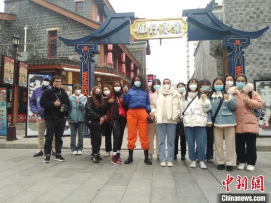 焦点官方：多国留学生南昌老街区感知传统“中国年”